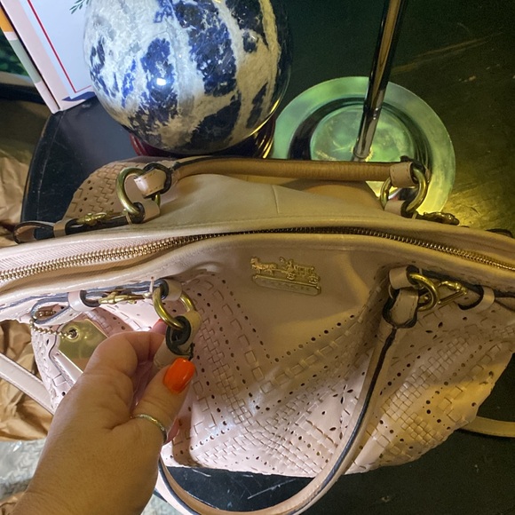 Coach blush pink shoulder bag. This bag is fire!! Pink and brass ❤️🔥 - Picture 13 of 16